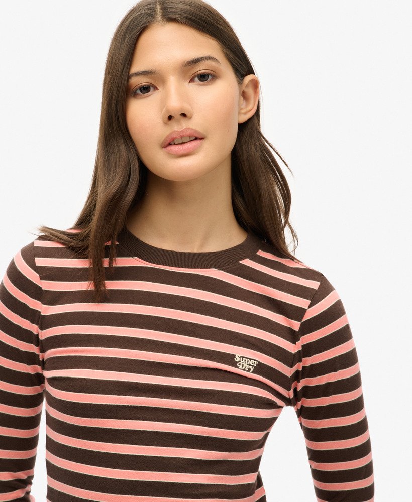 blusa listrada de manga comprida em marrom chocolate escuro.