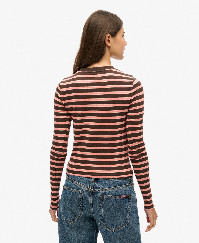 blusa listrada de manga comprida em marrom chocolate escuro.
