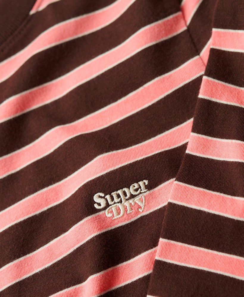 blusa listrada de manga comprida em marrom chocolate escuro.