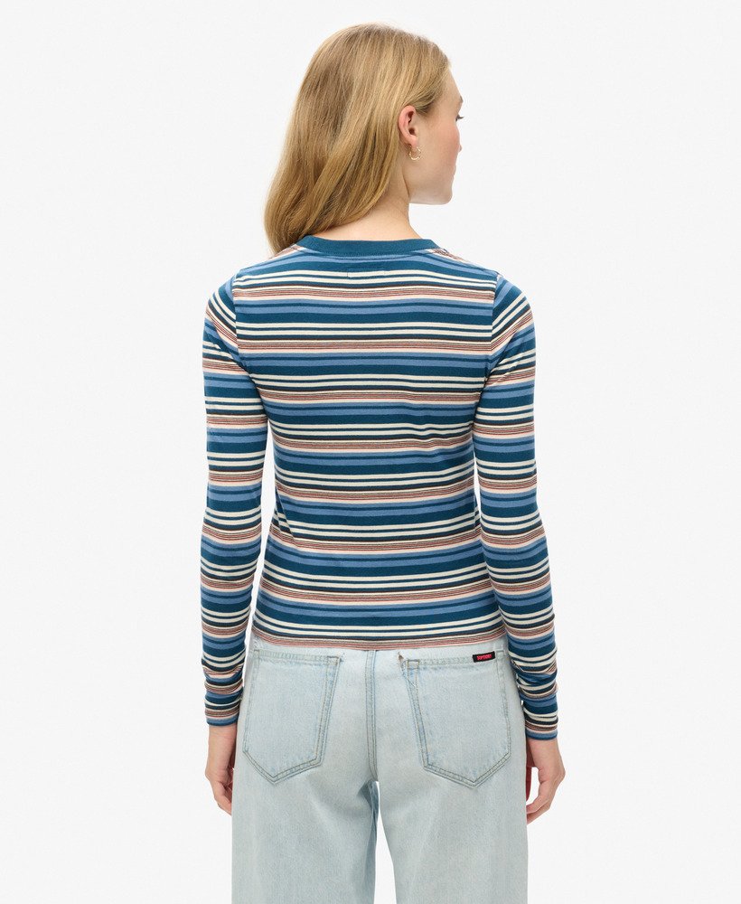 blusa listrada de manga comprida na cor azul-garrafa.