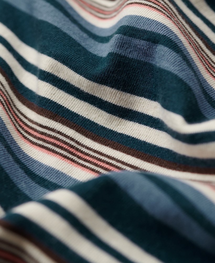 blusa listrada de manga comprida na cor azul-garrafa.