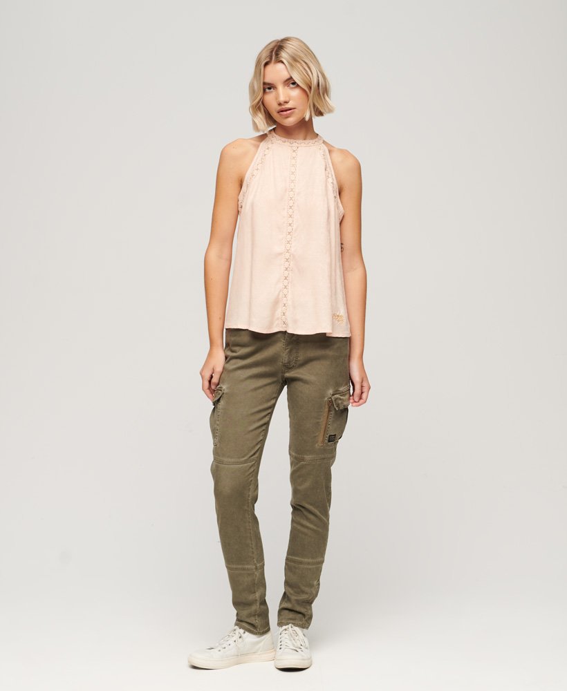blusa de renda sem mangas com gola alta em tom rosa claro