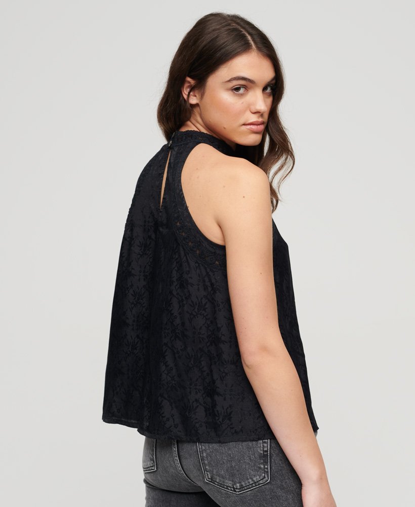 blusa sem mangas de renda com gola alta na cor preta urbana.