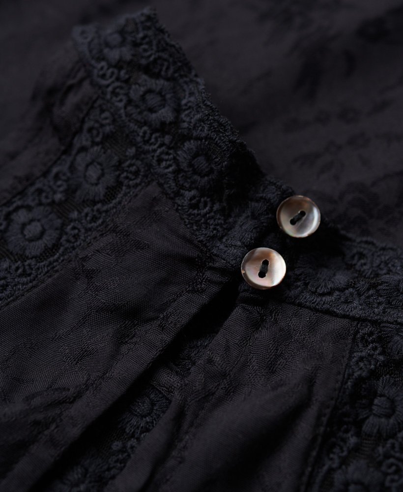 blusa sem mangas de renda com gola alta na cor preta urbana.