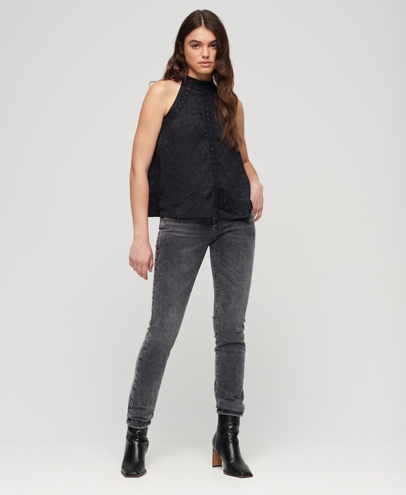 blusa sem mangas de renda com gola alta na cor preta urbana.