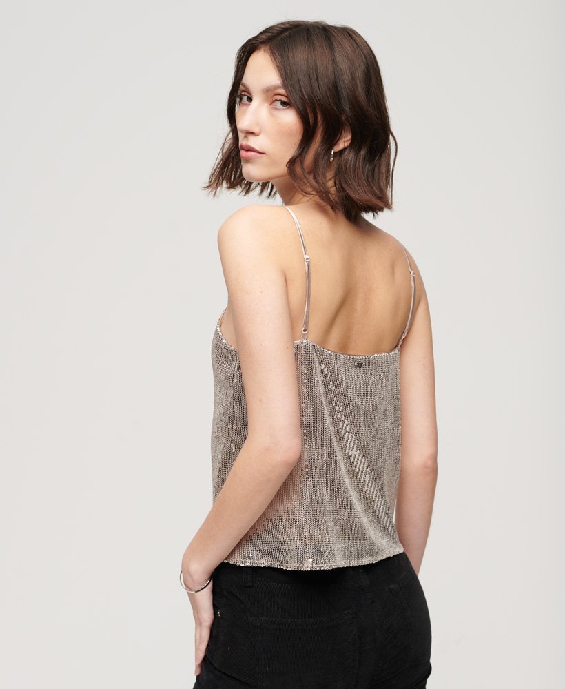 top de alcinha com lantejoulas prateadas.
