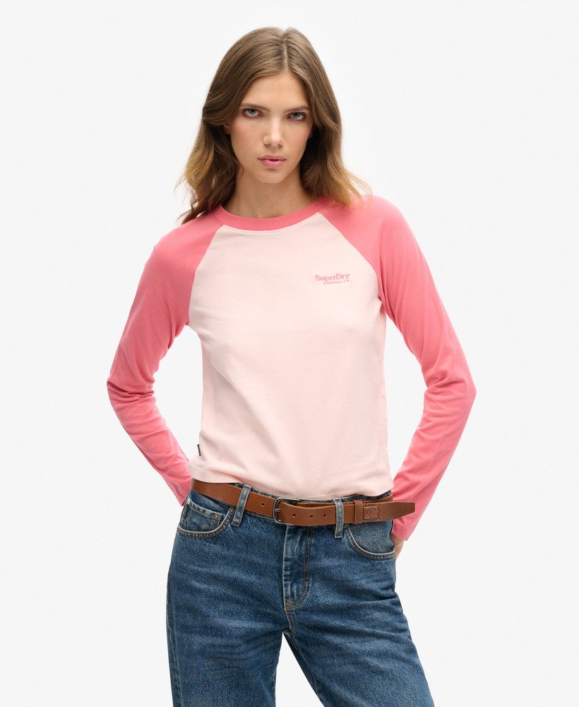 camiseta de manga comprida estilo baseball com logo essencial nas cores rosa creme morangorosa camping.