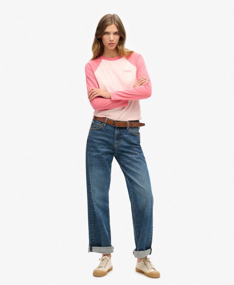 camiseta de manga comprida estilo baseball com logo essencial nas cores rosa creme morangorosa camping.