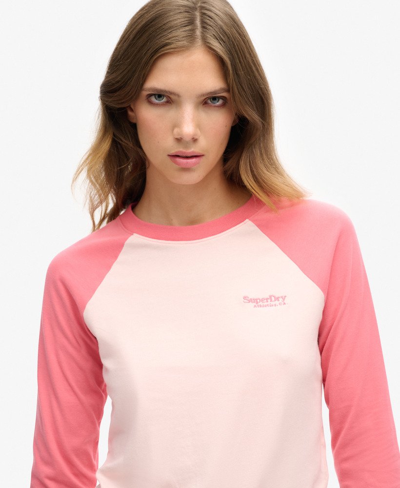 camiseta de manga comprida estilo baseball com logo essencial nas cores rosa creme morangorosa camping.