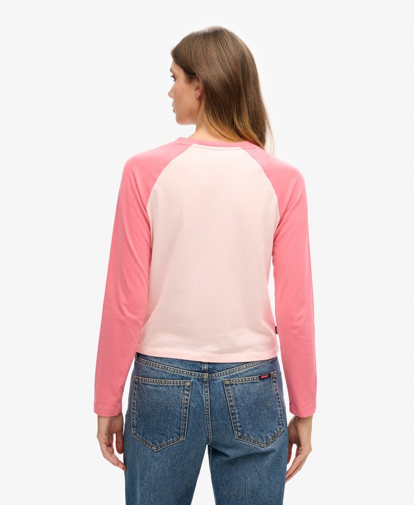camiseta de manga comprida estilo baseball com logo essencial nas cores rosa creme morangorosa camping.
