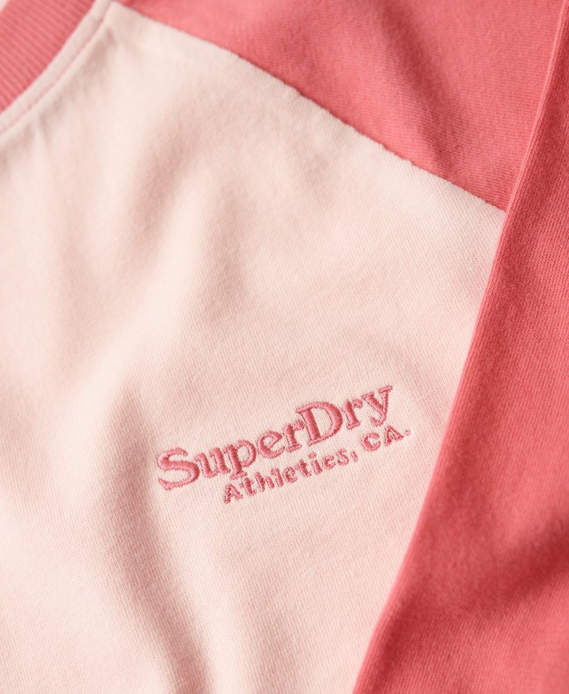 camiseta de manga comprida estilo baseball com logo essencial nas cores rosa creme morangorosa camping.