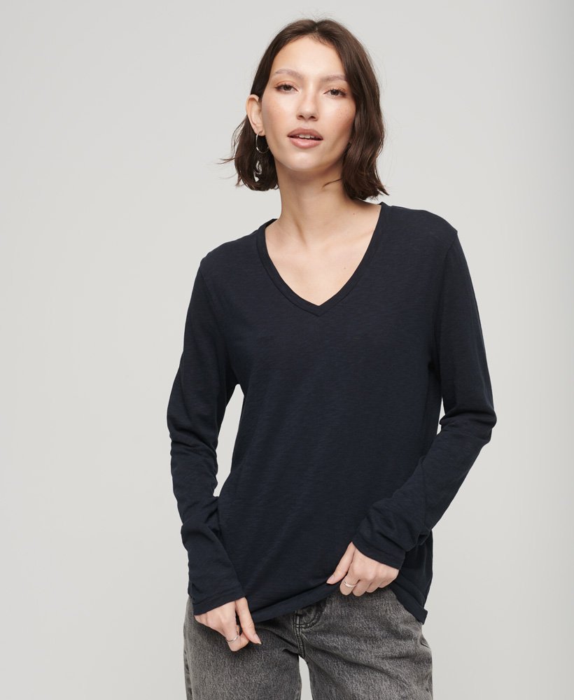 blusa de manga comprida com decote em v em malha na cor azul marinho eclipse.
