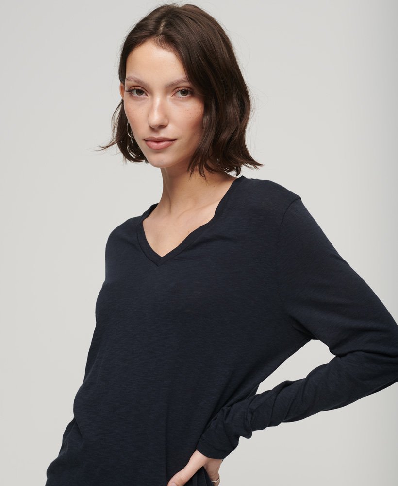 blusa de manga comprida com decote em v em malha na cor azul marinho eclipse.