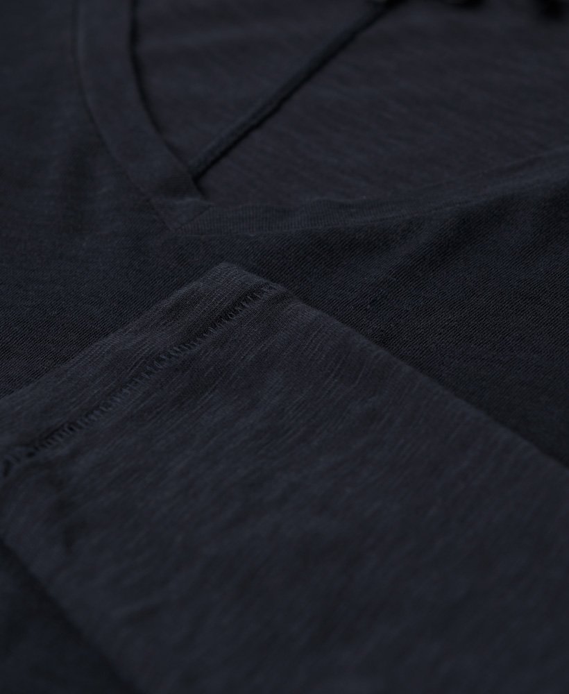 blusa de manga comprida com decote em v em malha na cor azul marinho eclipse.