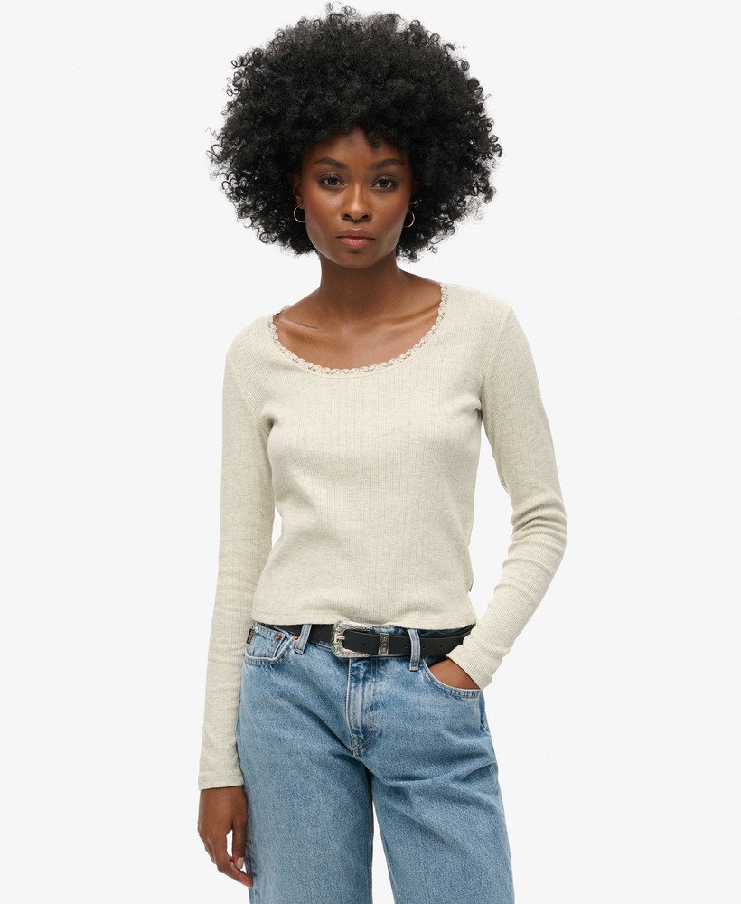 blusa essencial de manga comprida com detalhes em renda canelada na cor queen cream mescla.