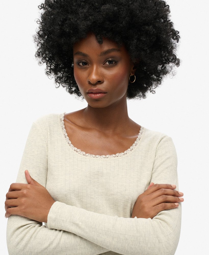 blusa essencial de manga comprida com detalhes em renda canelada na cor queen cream mescla.