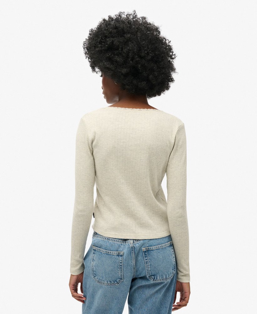 blusa essencial de manga comprida com detalhes em renda canelada na cor queen cream mescla.