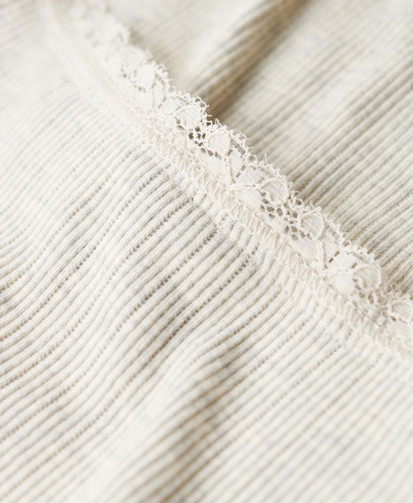blusa essencial de manga comprida com detalhes em renda canelada na cor queen cream mescla.