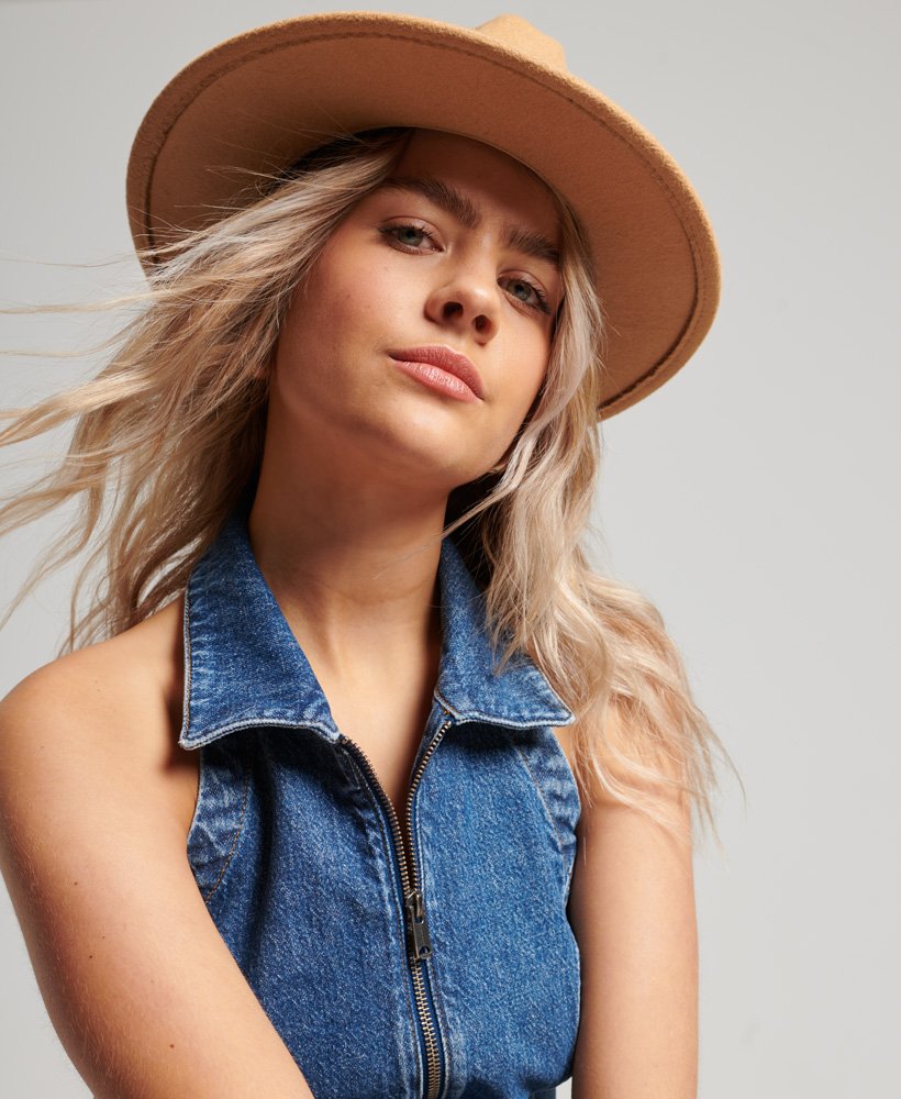 blusa jeans com gola e zíper frontal em lavagem escura.