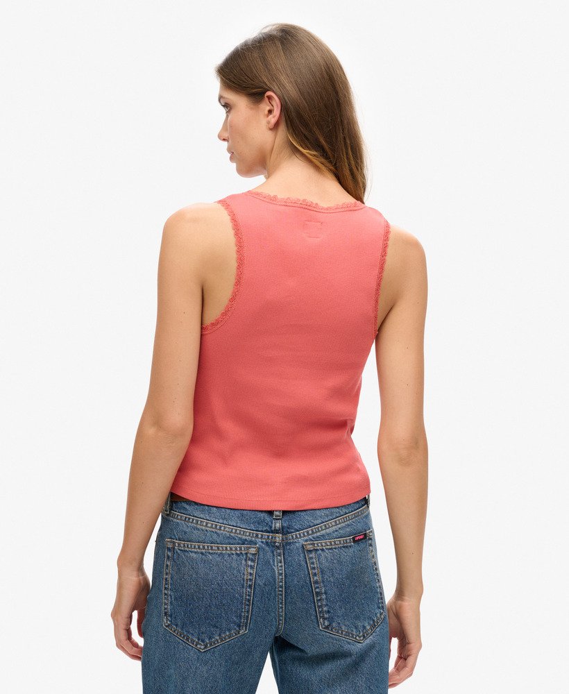regata esportiva vintage com detalhes em renda na cor coral pêssego.