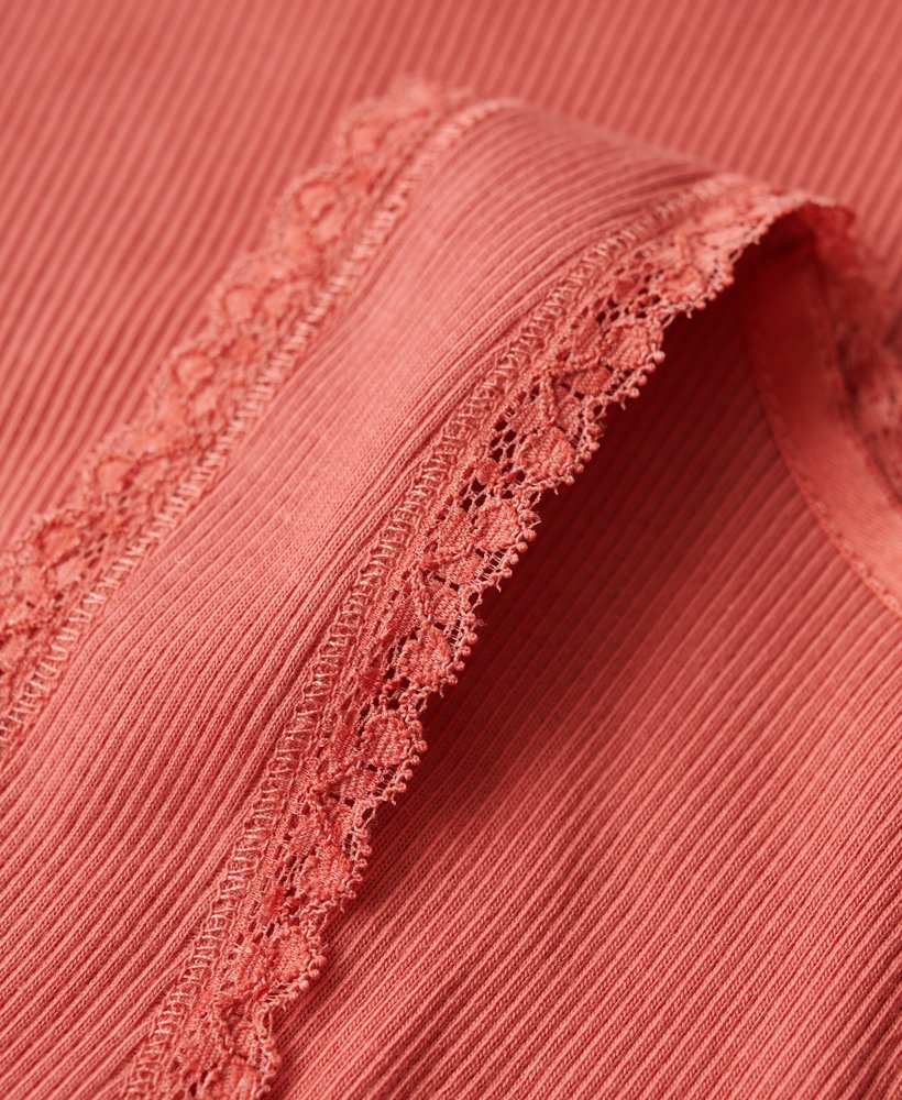 regata esportiva vintage com detalhes em renda na cor coral pêssego.