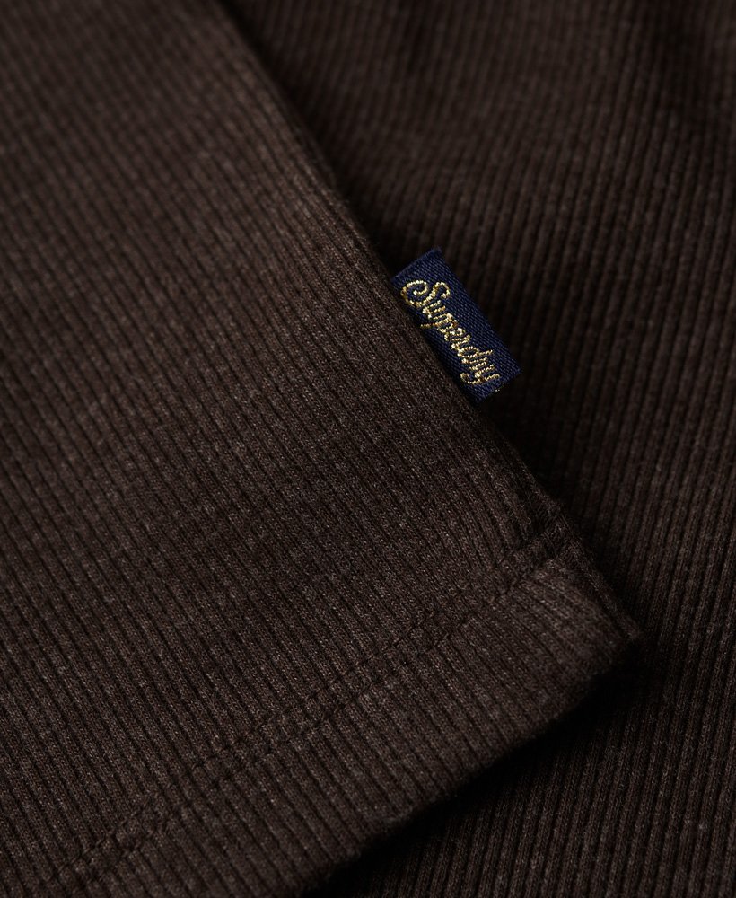regata athletic essentials vintage com detalhe em renda na cor marrom chocolate mesclado escuro