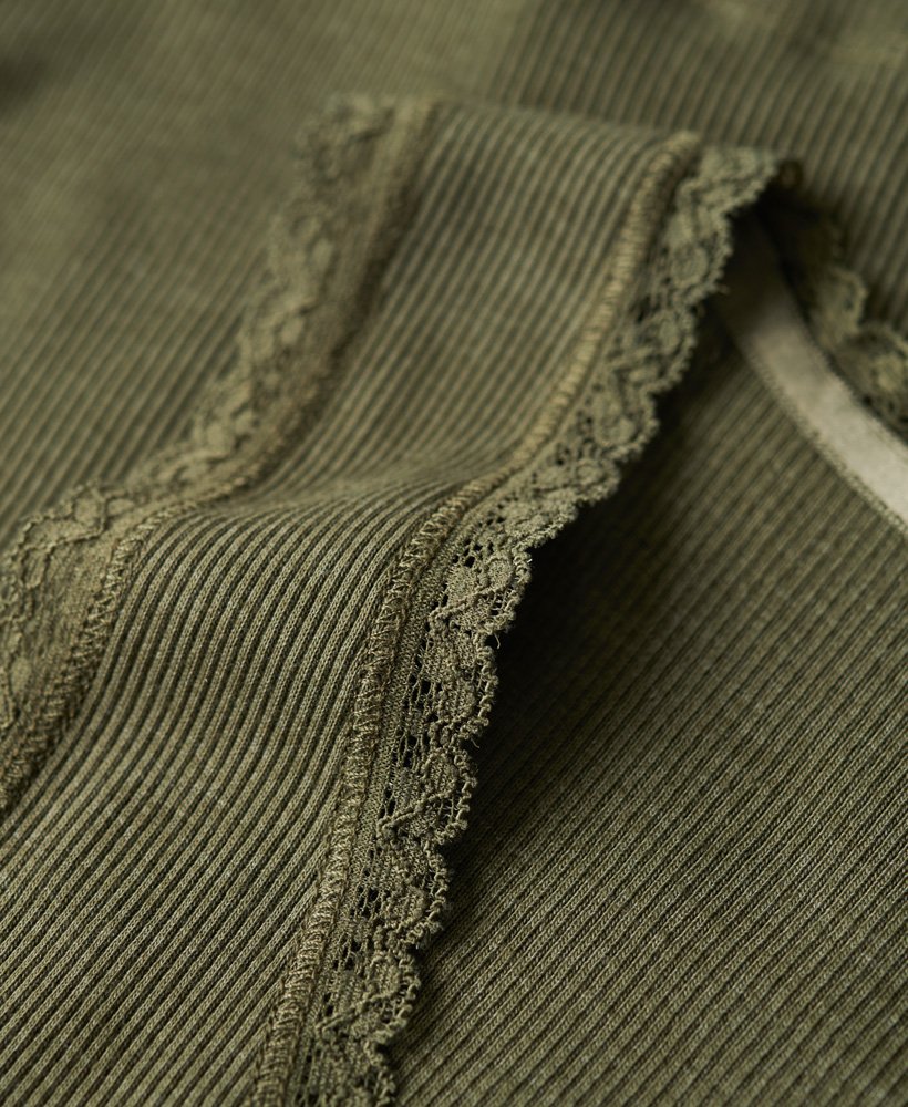 regata athletic essentials vintage com detalhe em renda na cor verde oliva mesclado