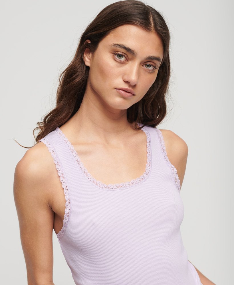regata athletic essentials vintage com detalhe em renda na cor violeta palma