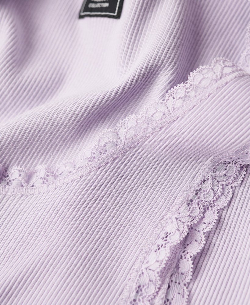 regata athletic essentials vintage com detalhe em renda na cor violeta palma