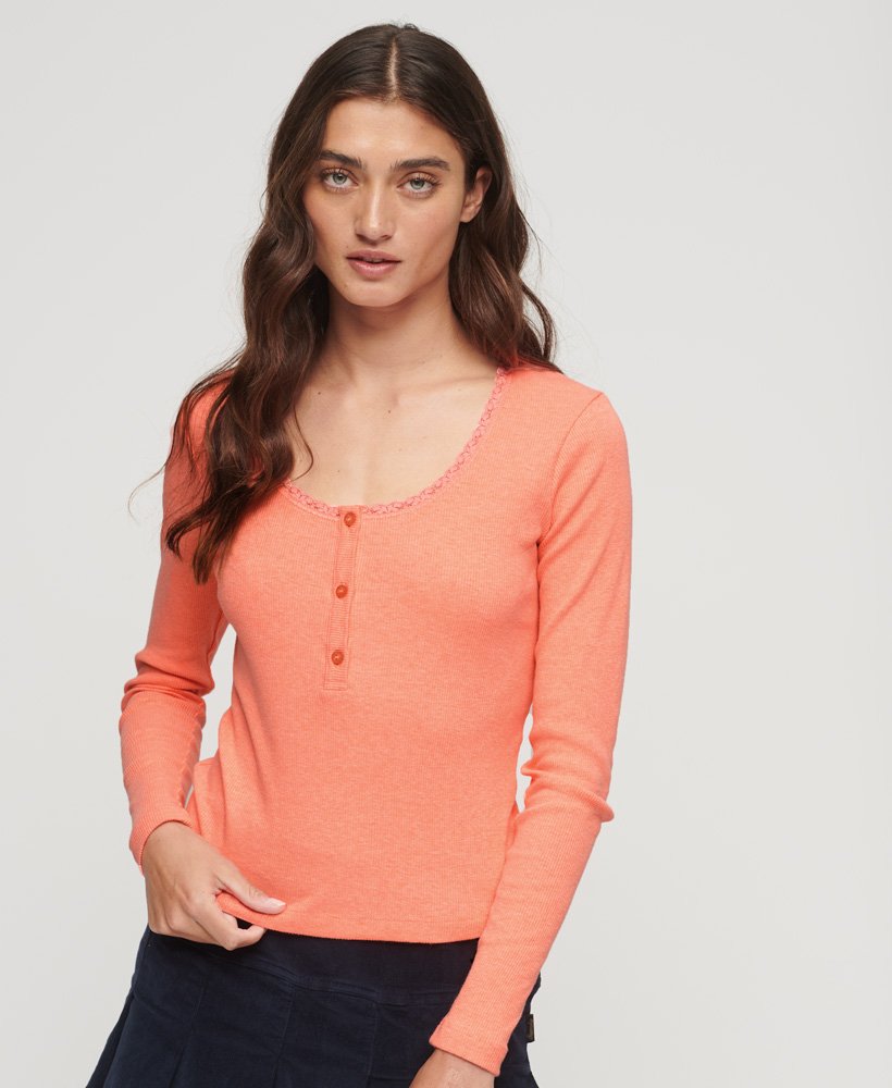 blusa henley canelada de manga comprida na cor coral pastel.