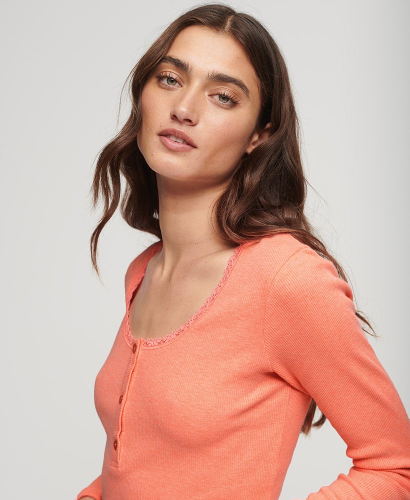blusa henley canelada de manga comprida na cor coral pastel.