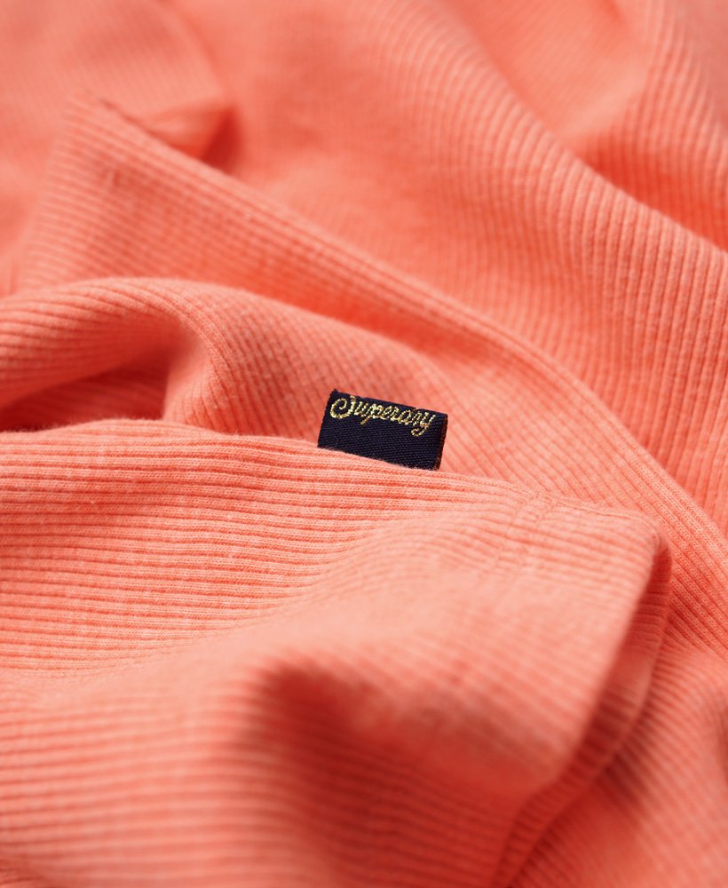 blusa henley canelada de manga comprida na cor coral pastel.