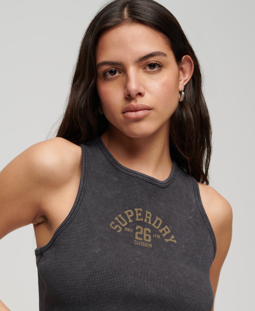 regata cropped athletic essentials waffle na cor preta lavada