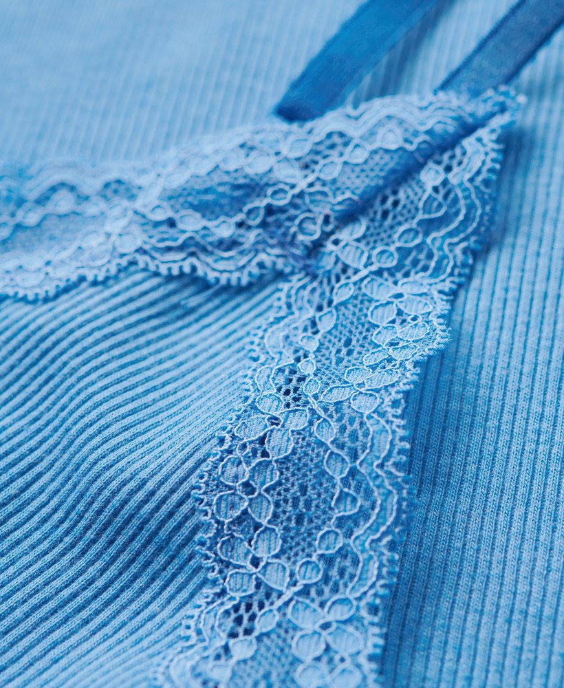 top de alças vintage em algodão orgânico com acabamento em renda canelada na cor azul mesclado rosa.