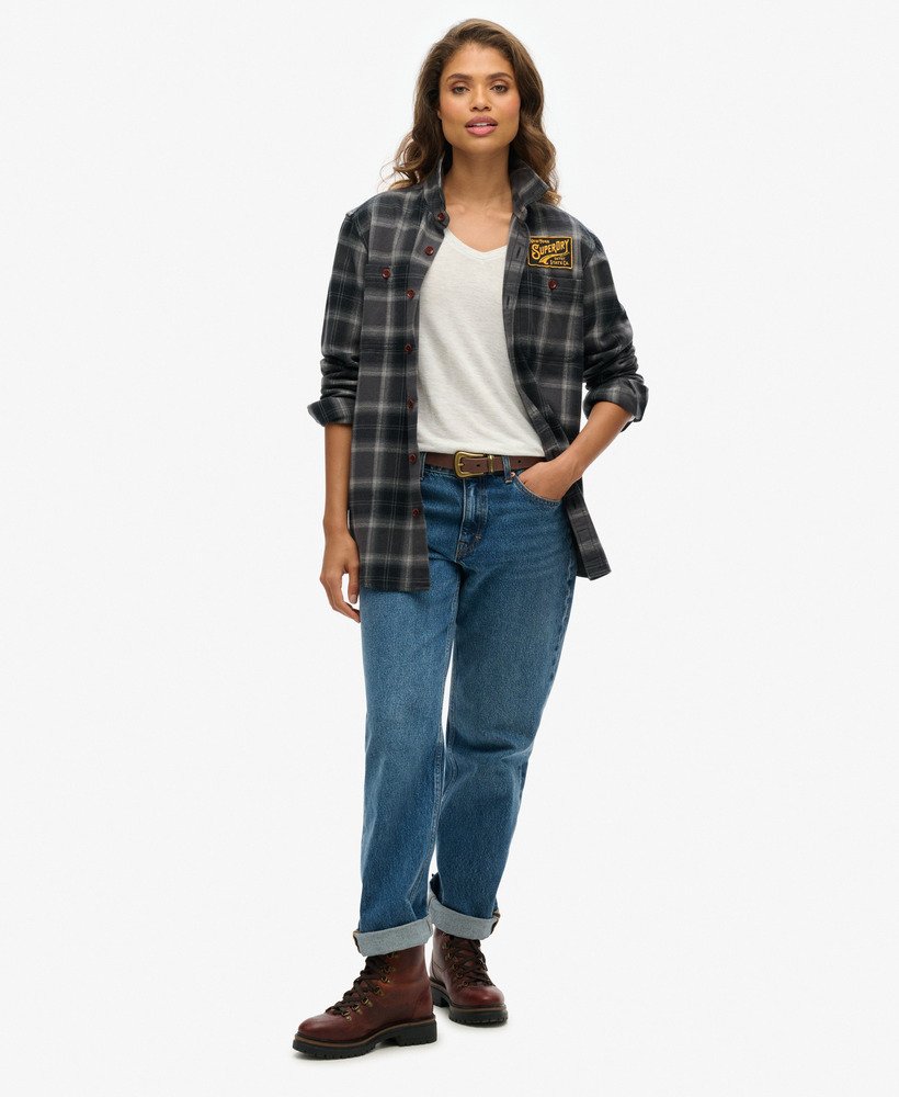 blusa de manga comprida com decote em v em malha na cor cinza claro metálico.