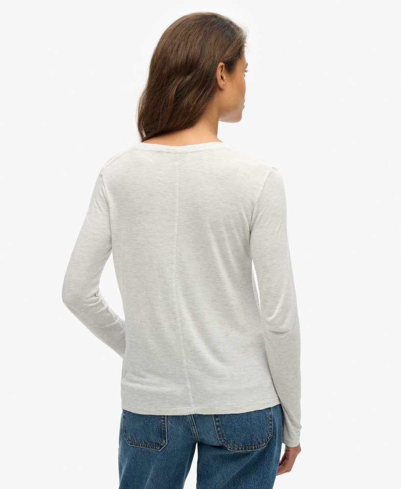 blusa de manga comprida com decote em v em malha na cor cinza claro metálico.