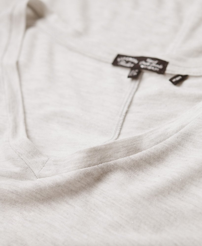 blusa de manga comprida com decote em v em malha na cor cinza claro metálico.