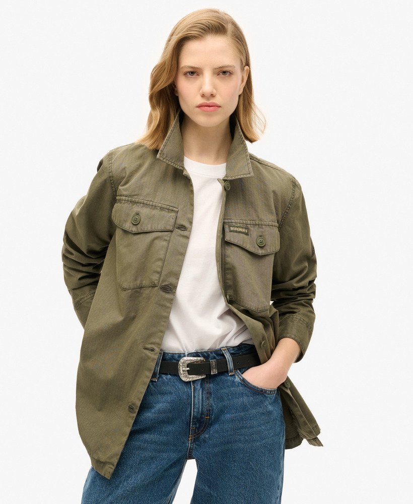 sobretudo militar verde-oliva acinzentado