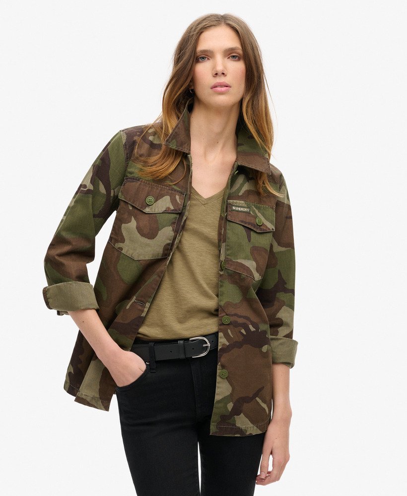 sobretudo militar em camuflagem de contorno