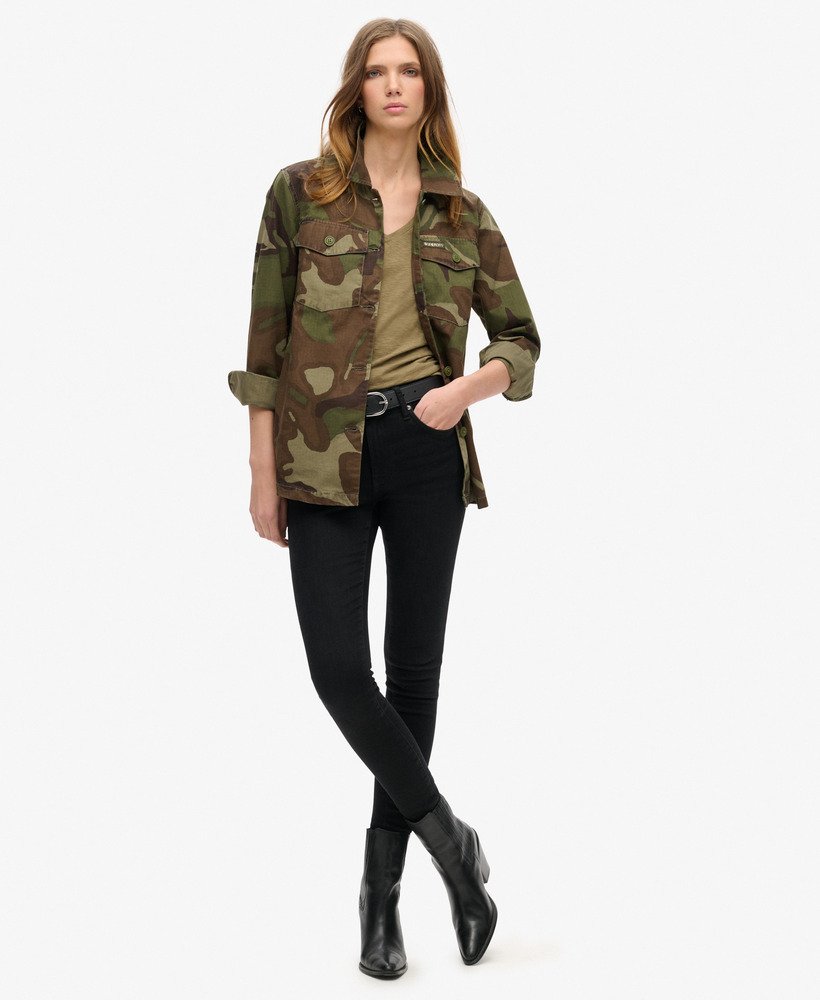 sobretudo militar em camuflagem de contorno