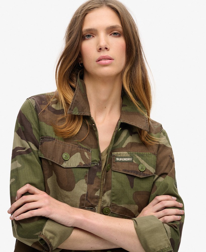 sobretudo militar em camuflagem de contorno