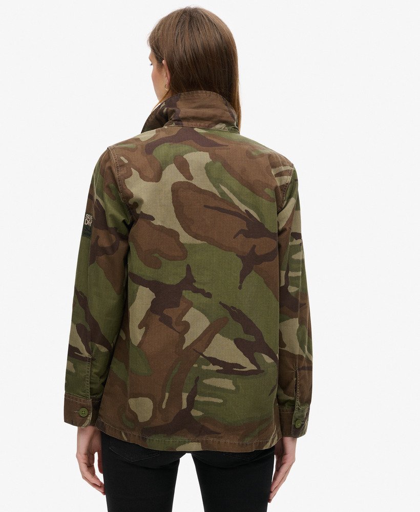 sobretudo militar em camuflagem de contorno
