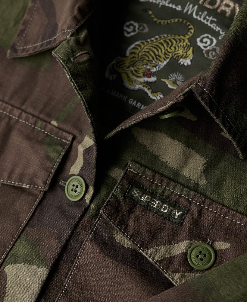 sobretudo militar em camuflagem de contorno
