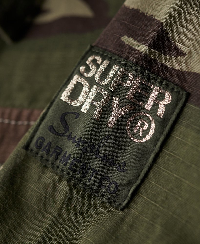 sobretudo militar em camuflagem de contorno