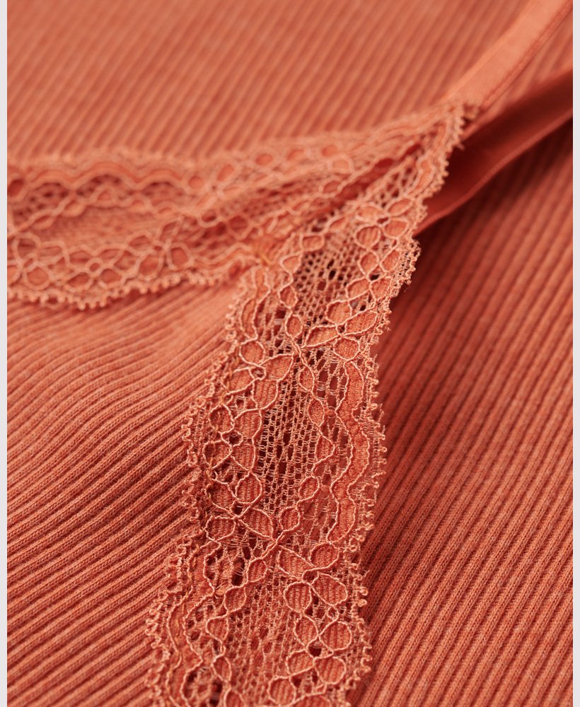 top de alças vintage em algodão orgânico com acabamento em renda canelada na cor laranja ferrugem mesclada.