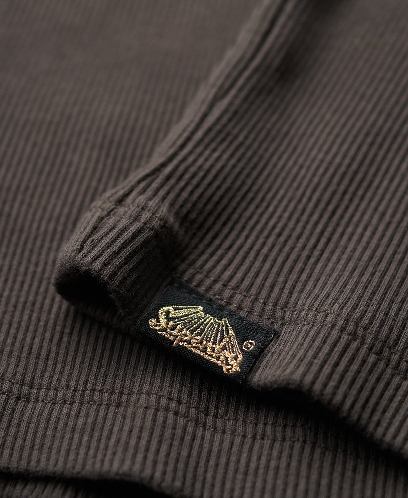 regata canelada com estampa retrô de rock na cor preto vintage