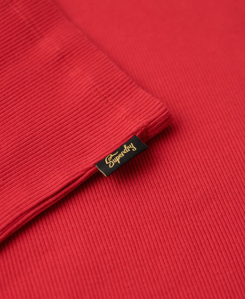 top de alcinha canelado com estampa esportiva universitária na cor vermelho carmim