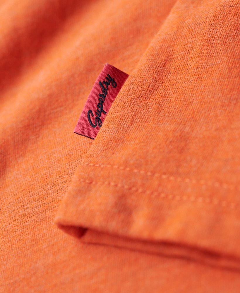 regata slim com estampa do logo vintage da la na cor laranja mesclada.