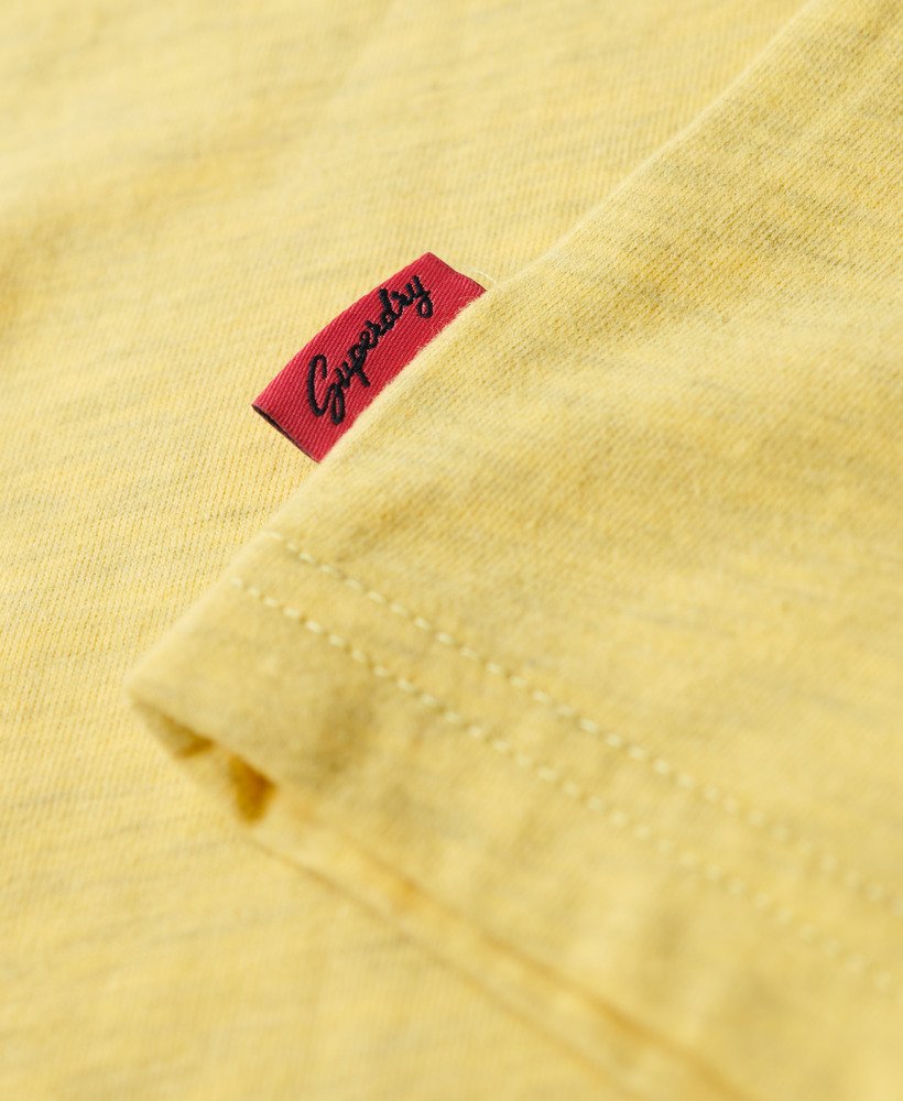 regata slim com estampa do logo vintage da la em amarelo mesclado.