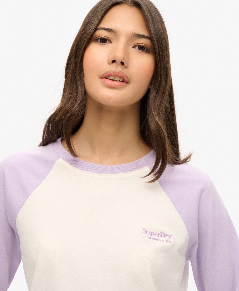 camiseta de beisebol de manga comprida com logo essencial na cor lilás clarobranco off-white.